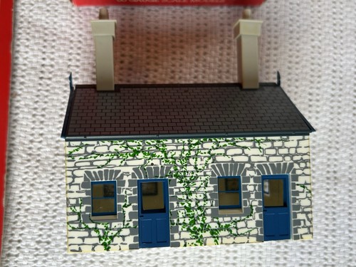 Hornby R539 Railway Cottage & R537 Lineside Fencing - NICE - Picture 2 of 5