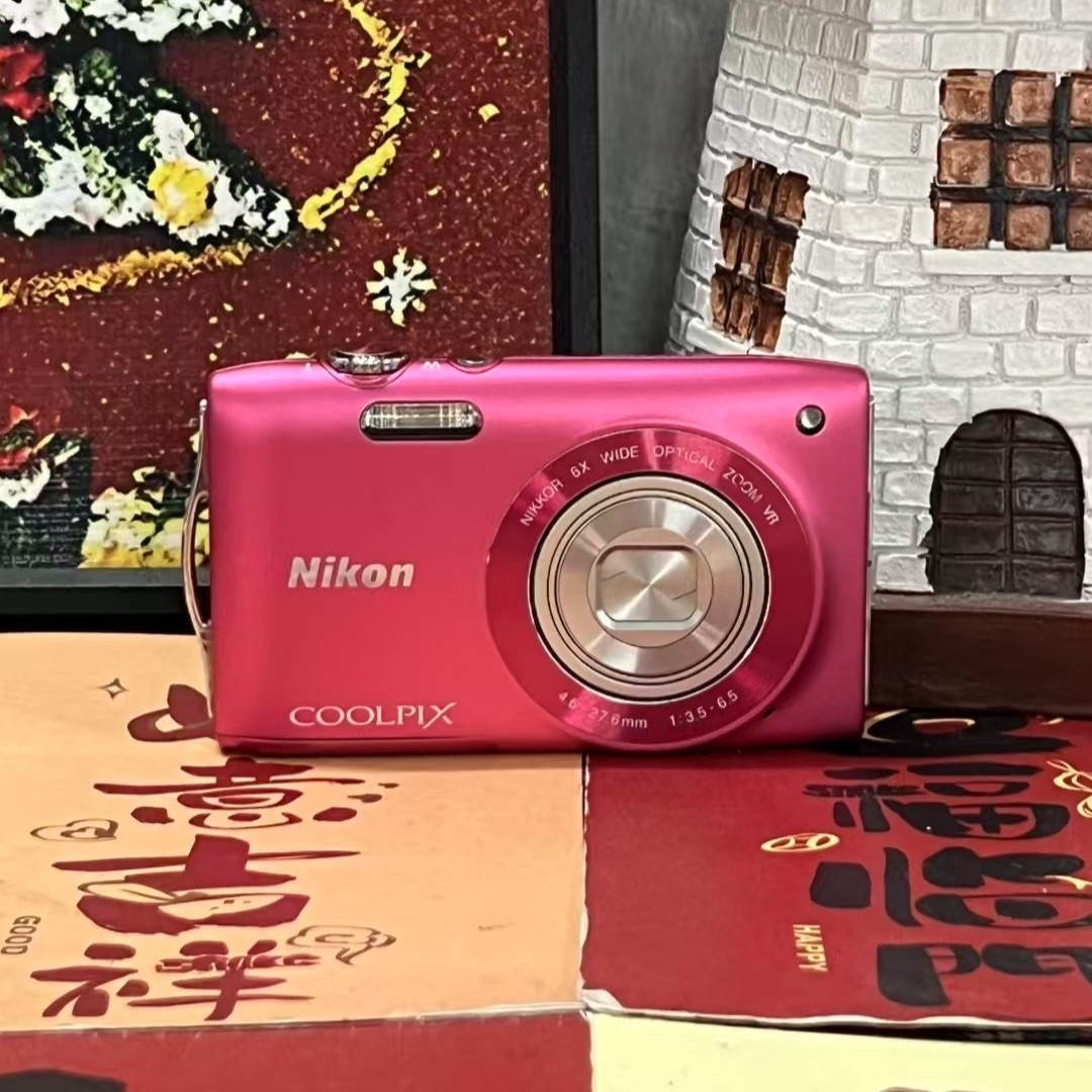 【SDカード、リーダー付】Nikon COOLPIX S3300 ピンク Nikon COOLPIX S3300 Digital Camera 6x Optical Zoom 16.0 MP