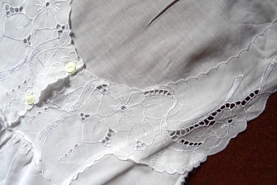 Vintage Nachthemd Gr.40/42 edle Stickereien Knopfleiste Festonrand weißer Batist - Bild 3 von 4