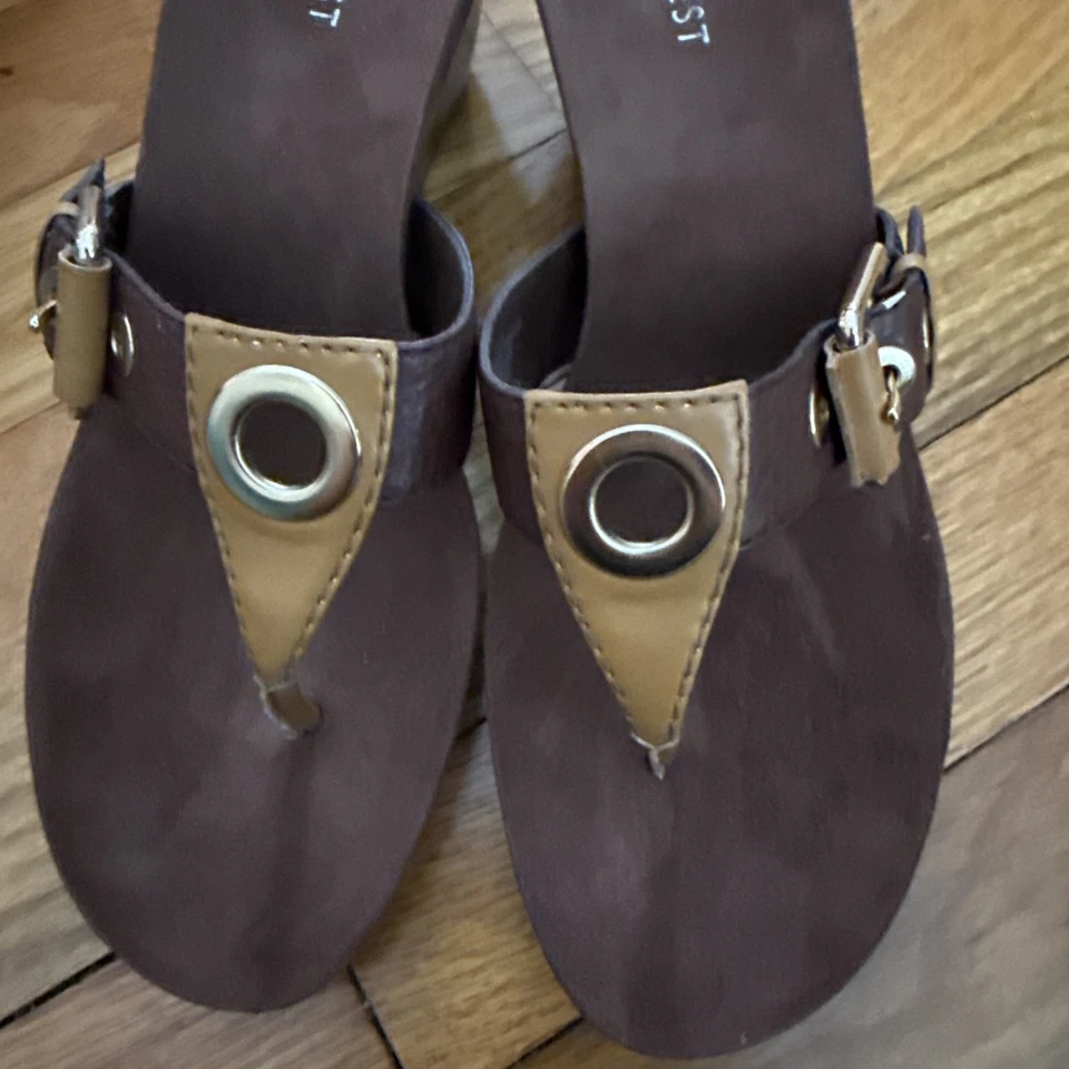 Nine West Women’s Wedge Sandals Brown Tan Gold Buckle Sz 8.5 - Image 3 of 4