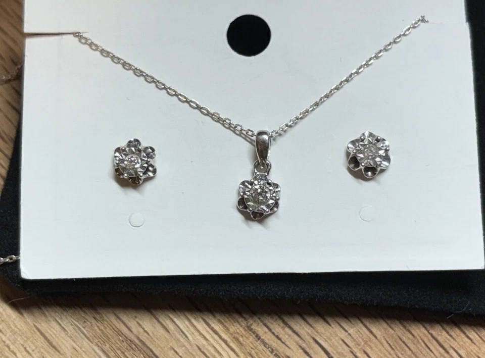 1/15 CT. T.W. Aretes y collar con flores de diamantes en plata de ley Foto 2 de 4