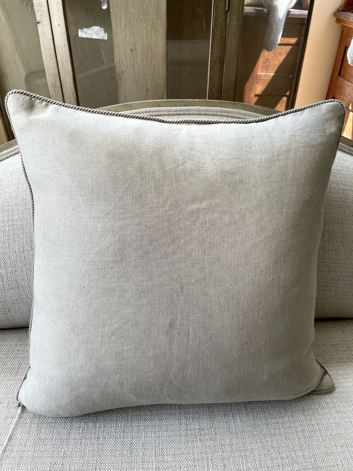 Almohada bordada con caballo Foto 3 de 4