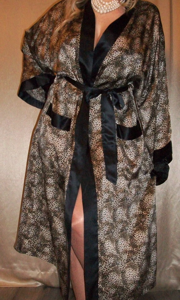 Bata de salón envolvente de seda con estampado de leopardo de colección M L Foto 4 de 4