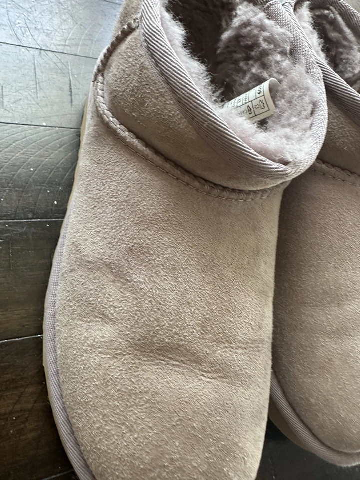 Women’s size 6 Ugg Minis - Image 4 of 4