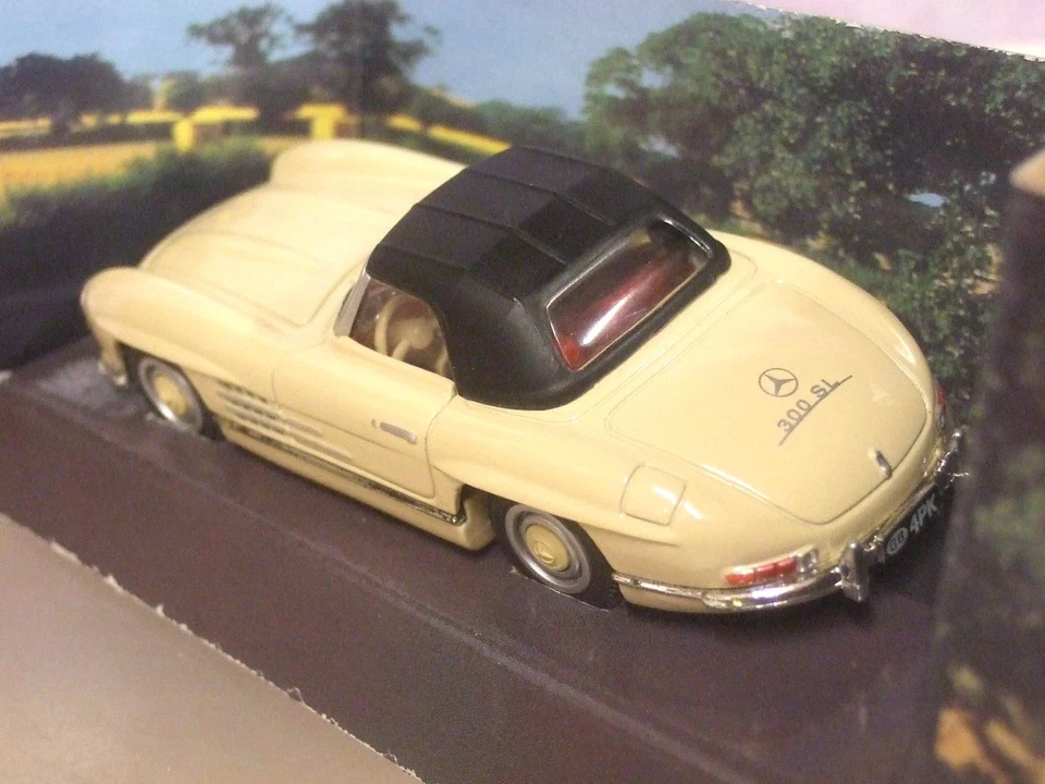 SUPERB 1/43 CORGI CLASSICS DIECAST MERCEDES 300SL SOFT TOP IN CREAM 96415 - Image 2 of 3