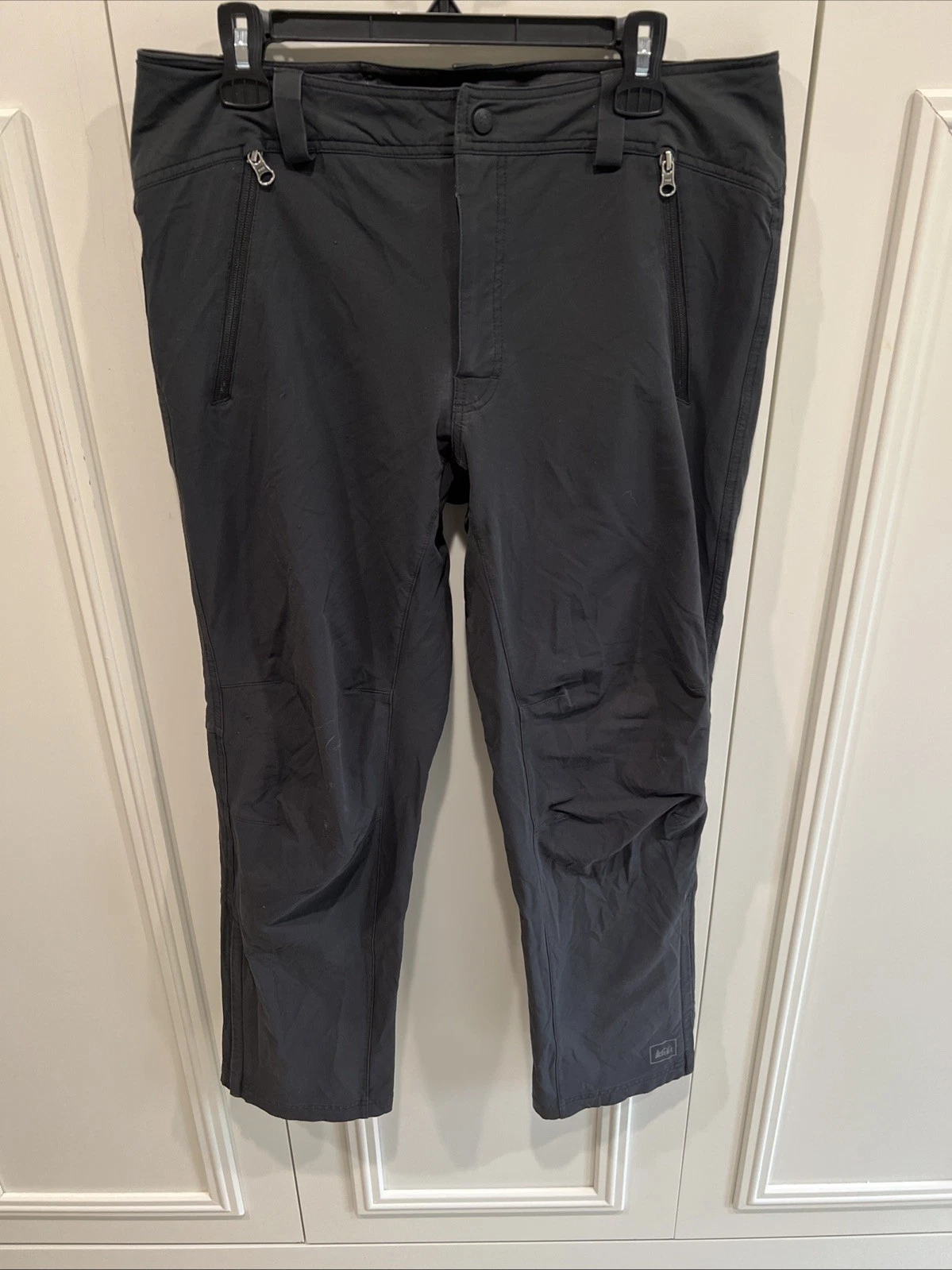REI Co-op Mistral Soft Shell Pants Men 34x30 Articulated Knees Zip Ankles Hiking
Opens in a new wind