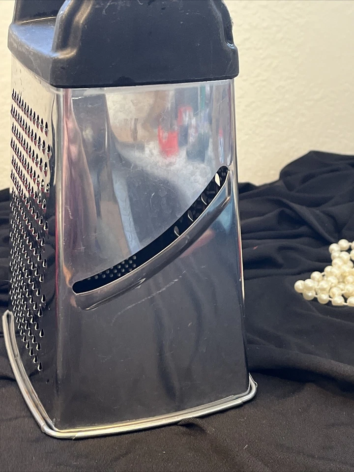 Rallador, rebanadora, trituradora de 4 lados de acero inoxidable Farberware - mango negro Foto 3 de 4