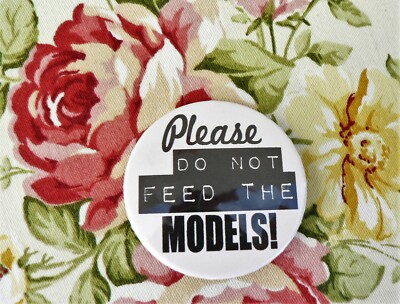 Button*Please do not feed the Models! Anstecker*Pin*Brosche*Sicherheitsnadel*Neu