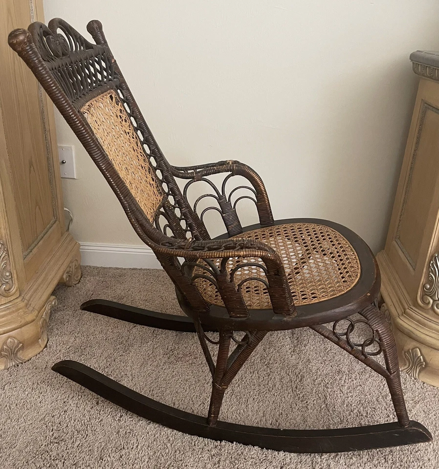 Antigua mecedora de mimbre Heywood & Morrill Rattan Co. de Chicago Foto 3 de 4