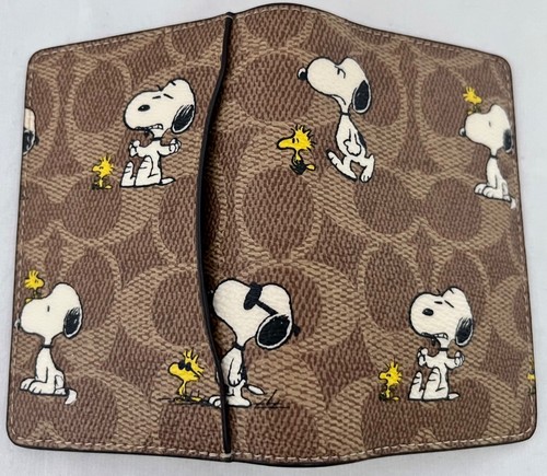 2510052 Bolsa COACH x PEANUTS CBK50 Snoopy Estuche para Tarjetas de Identificación Billetera NUEVO - Imagen 2 de 6