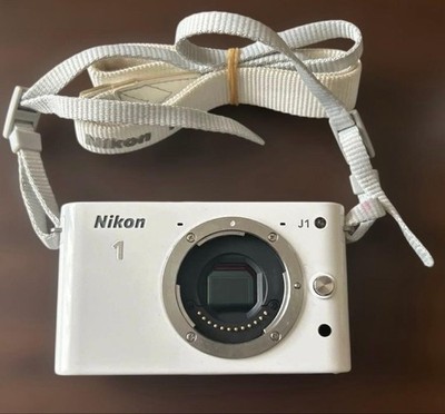 Nikon 1 J1 ダブルズームキット　ホワイト Nikon 1 J1 White Mirrorless Camera Double Zoom Kit with Bag and