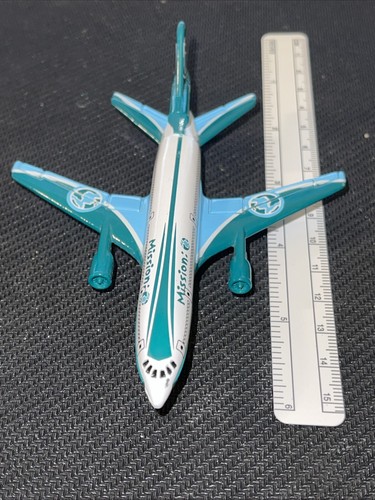 2000 Matchbox DC-10 Mission Earth Plane White & Green Airplane - Picture 2 of 9