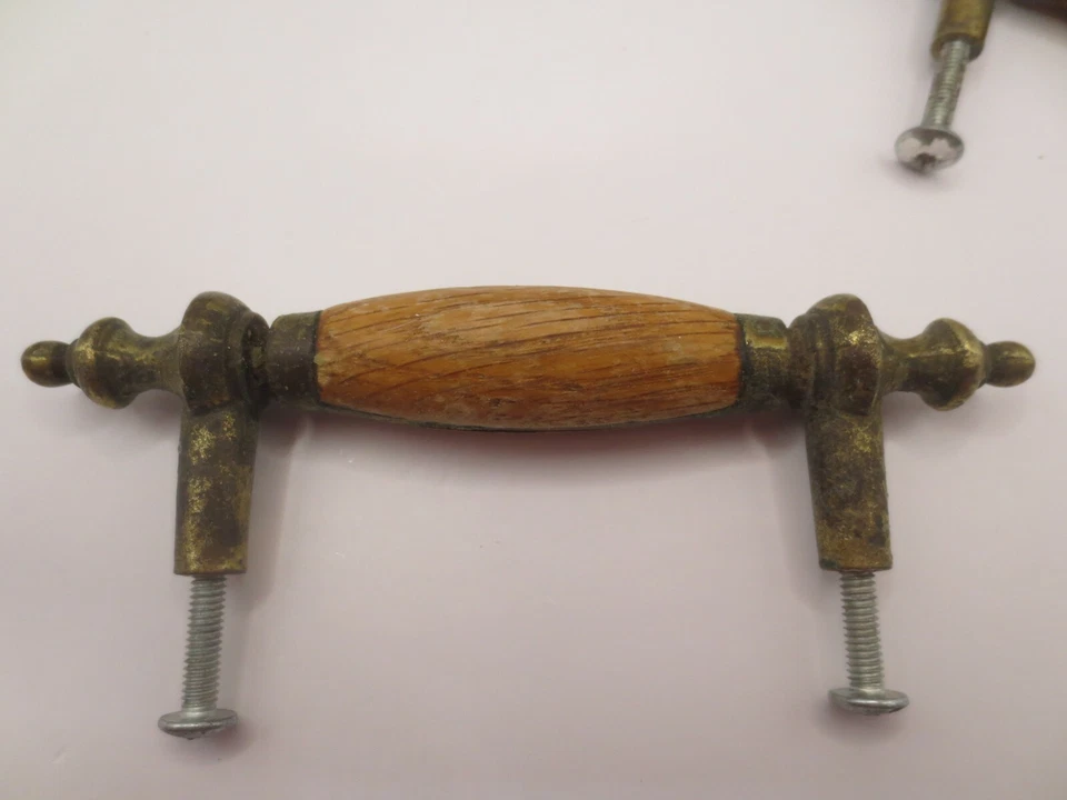 Tiradores de cajón de madera y latón reciclados rescatados de colección - manijas de gabinete de roble y metal Foto 4 de 4