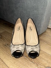 Coach and Four Women’s Beige/Black open Toe Heels Pumps Size 8