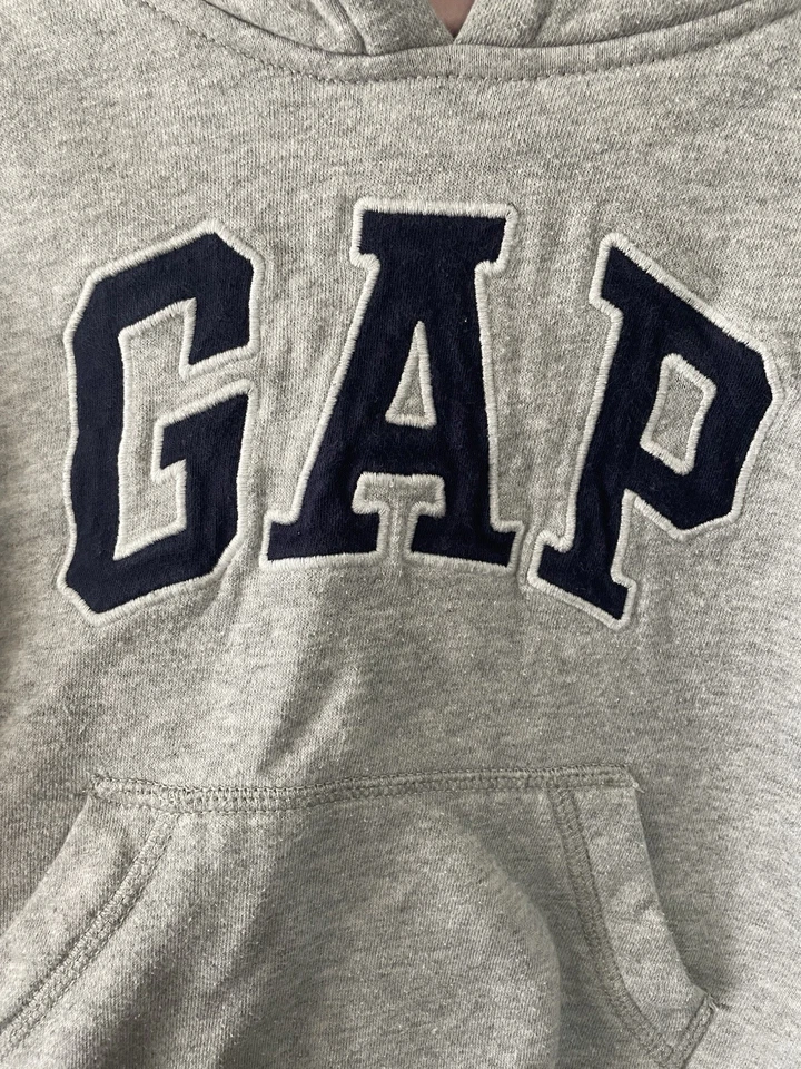 Niños Bebé GAP Clásico Azul Marino Logo GAP Pullover Gris Sudadera con Capucha, Talla 4Y Foto 2 de 4