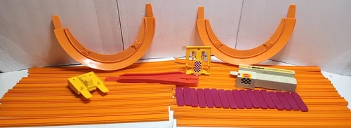 VINTAGE 1969 HOT WHEELS SIZZLERS TRACK & ACCESSORIES LOT