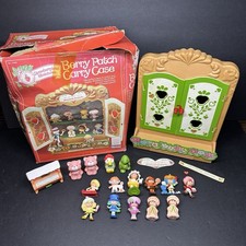 1980 s Strawberry Shortcake Berry Patch Carry Case Display Cabinet, Box, 16 Pcs.
