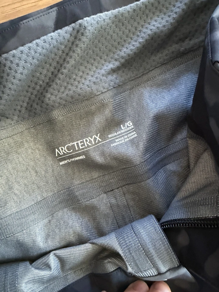 Pantalón Arc’teryx Sabre Goretex 24/25. Grottoflage Foto 3 de 4
