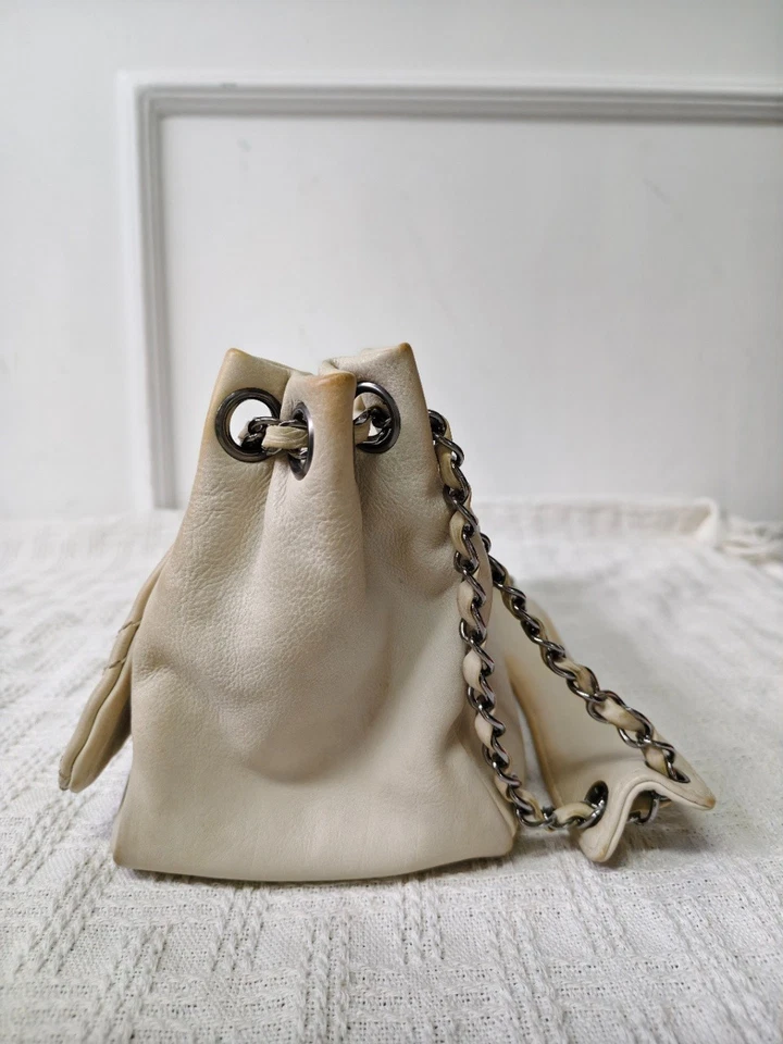 Bolso de hombro Chanel blanco con cierre grande con cordón de lona negro herrajes usado Foto 3 de 4