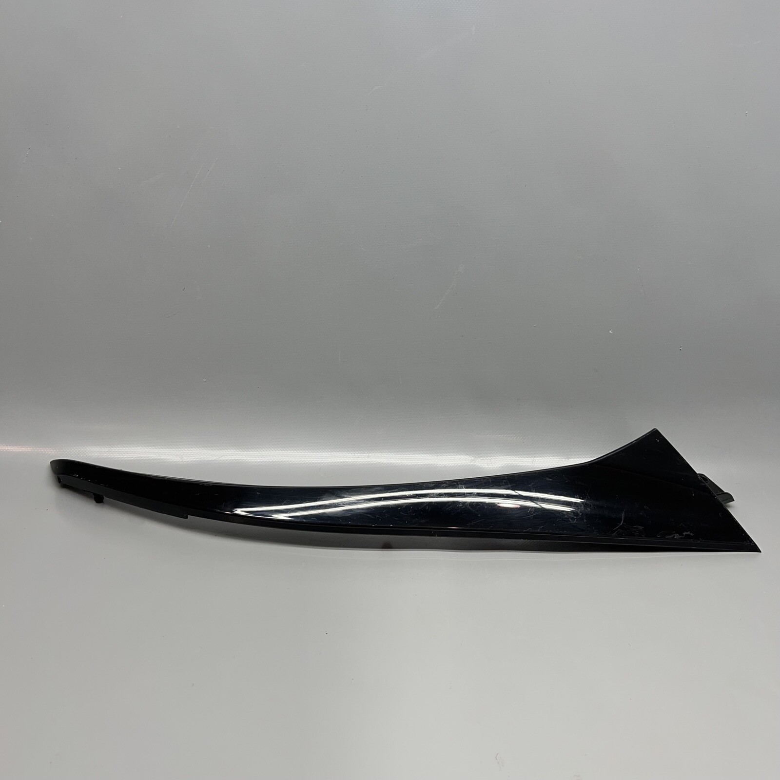 MASERATI LEVANTE TAILGATE BACKDOOR SPOILER RIGHT 2017 18 19 2020 OEM 670111580