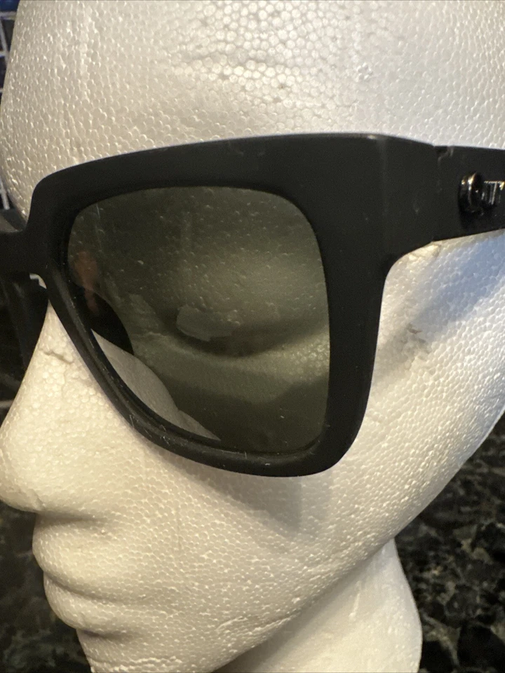 Gafas de sol Quay de gran tamaño negras de silicona con lente de humo borde dorado OUTCAST .1.1 A1 Foto 3 de 4