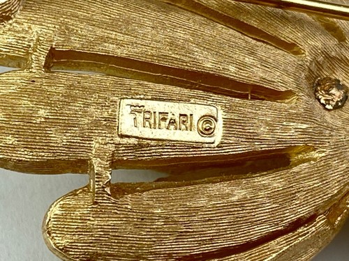 CROWN TRIFARI Vintage Gold Tonę White Enamel Flower Pin Brooch - Picture 4 of 11