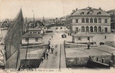 FRANCE - Honfleur - L'Hôtel de ville et les Quais - L L - animé - Carte Pos