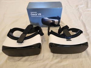 Samsung Gear VR virtual reality SM-R322 Pair games X 2 headset
