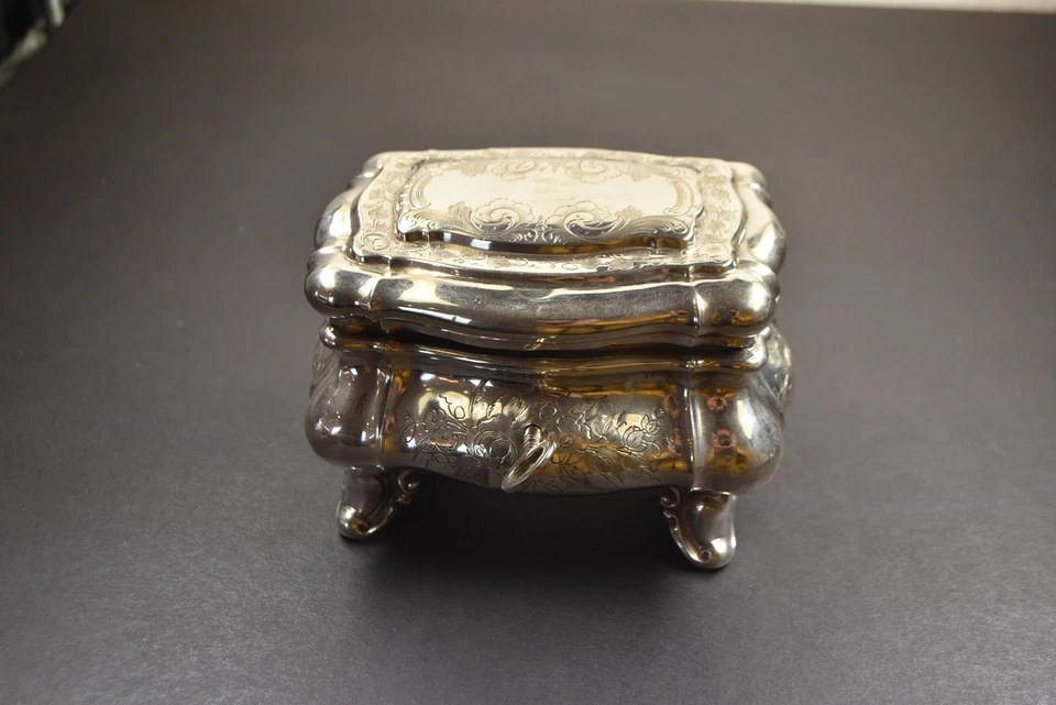 antike Schmuckdose Silber floral ziseliert, Schlüssel, innen vergoldet um 1870 - Bild 2 von 4