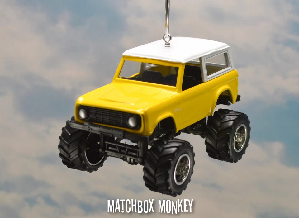 Sollevato 1973 Giallo Ford Bronco 4x4 su Misura 1/64 Natale Ornamento Emblema - Immagine 2 di 4