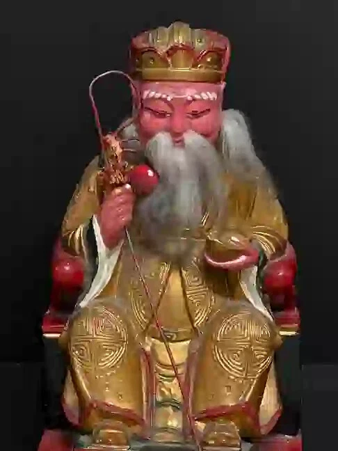 Antiguo templo chino de madera dorada del siglo XIX estatua del dios de la tierra. Foto 2 de 4