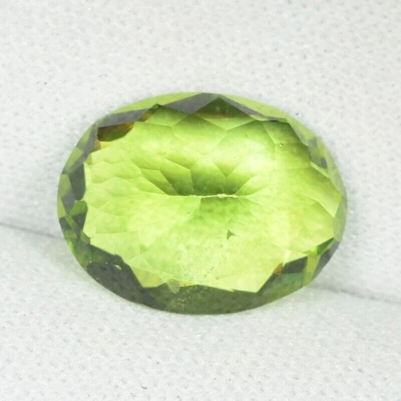 5.20 ct TOP LUSTROUS / BEST GREEN - NATURAL PERIDOT - Oval Gems See Vdo WC - Image 2 of 3