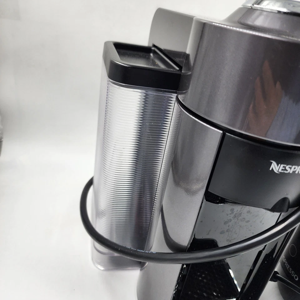 Cafeteira doméstica Nespresso Vertuo com espumador de leite barista - Prata/preto - Imagem 3 de 4