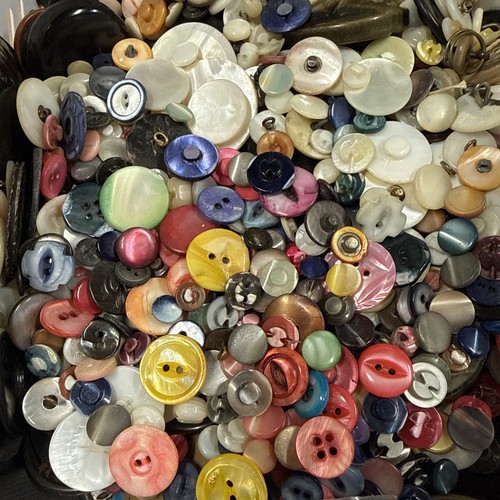 200 vintage Buttons assorted mixed color and sizes bulk Mixed Button lot 