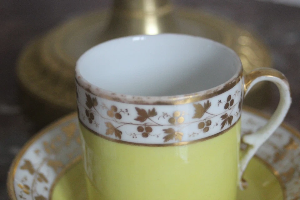 Tasse litron Empire en porcelaine de Paris, fond jaune rare, décor doré pampre 2 - Photo 2/4
