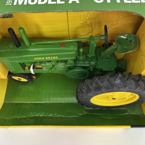 ERTL John Deere 1939 Model A Styled Tractor New In The Box 1:16 Metal 45166 - Picture 8 of 8