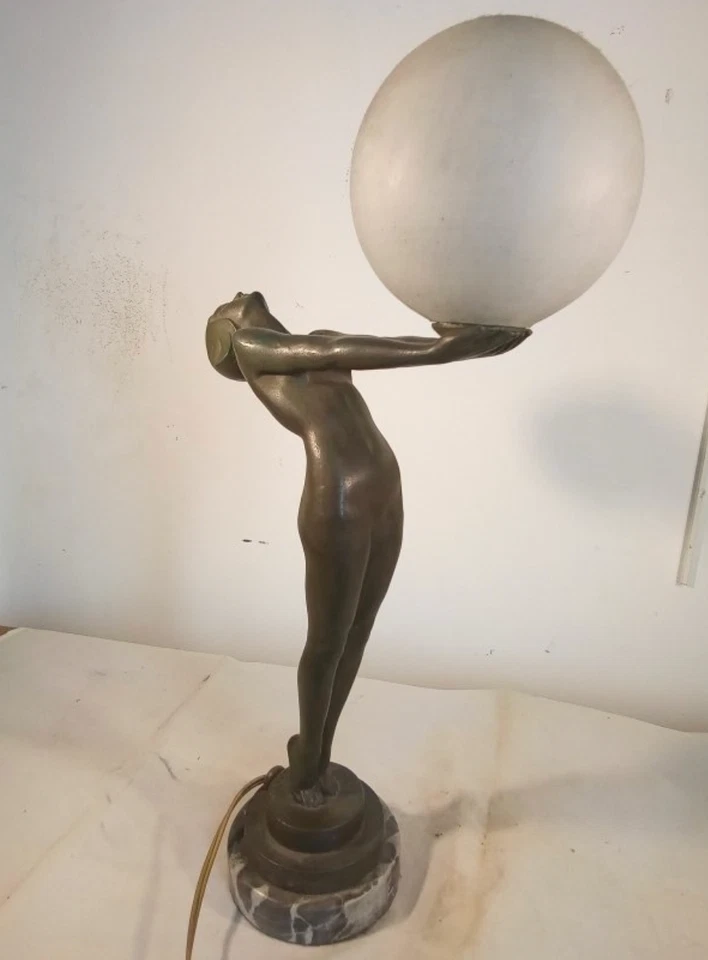 Lampe sculpture “Lueur Lumineuse” de Max Le Verrier – boule opaline Art Déco 193 - Photo 4/4