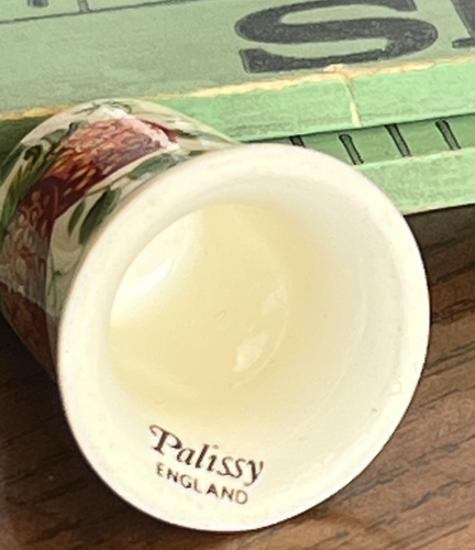 PALISSY THIMBLE Porcelain Royal Worcester Spode STRAWBERRY England - Picture 8 of 8