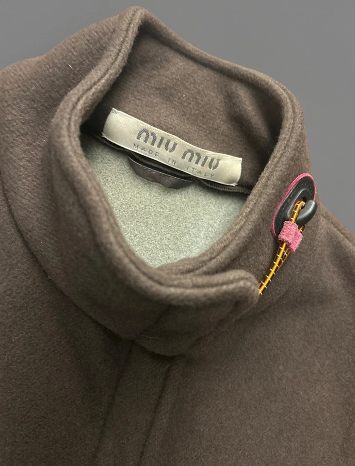 Chaleco de tela técnica verde oliva Miu Miu para mujer talla 44 hecho en Italia Foto 3 de 4