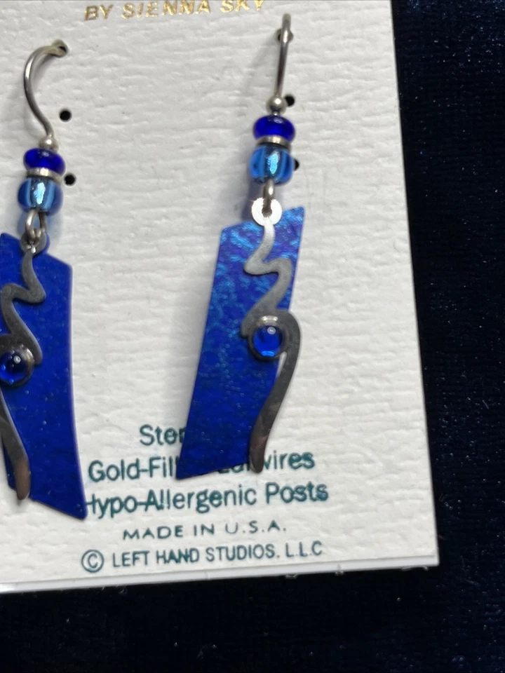 Pendientes Adajio Gancho de Ley Columna Azul con Superposición de Plata Foto 2 de 2