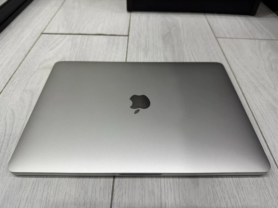 Apple MacBook Pro Retina 13.3" 2017 - 256GB SSD 16GB Ram 3.5GHz Core i7 - Silver - Image 3 of 4