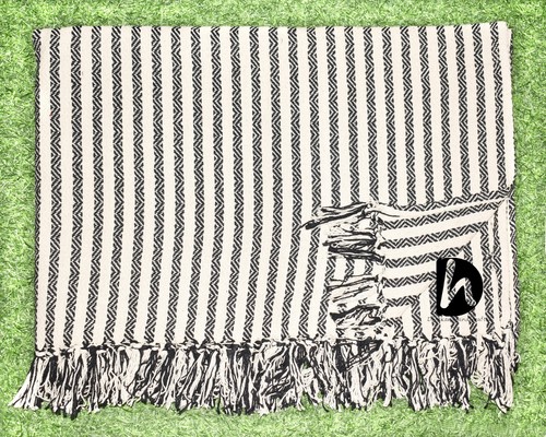 Traditional Sofa Blanket White & Black New Bedcover 50x70 In Cotton Couch Throw - Picture 3 of 6