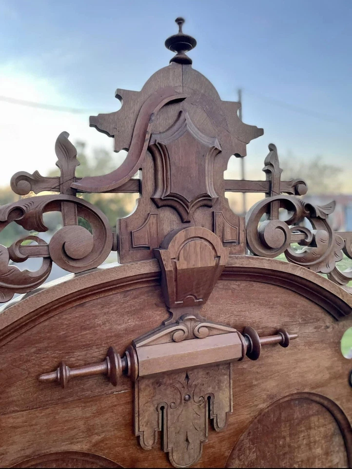 Elegante cama antigua victoriana renacentista renacentista con respaldo alto tallada en nogal y burl Foto 3 de 4