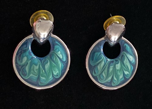 Orecchini battenti porta anni 80 smalto dischi vorticosi vintage anni 80 glam 1,5" verde e blu - Foto 2 di 7