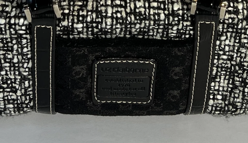 Bolso Barril Liz Claiborne Pequeño Tweed Blanco y Negro 9" x 5" Asas Negras Foto 2 de 4