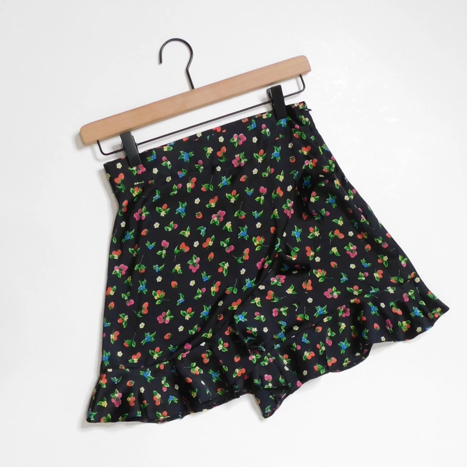 Pantalones Cortos ZARA Negro Floral Fruta Bayas Volantes Satén Skort Satinado Verano X-Pequeño Foto 2 de 4
