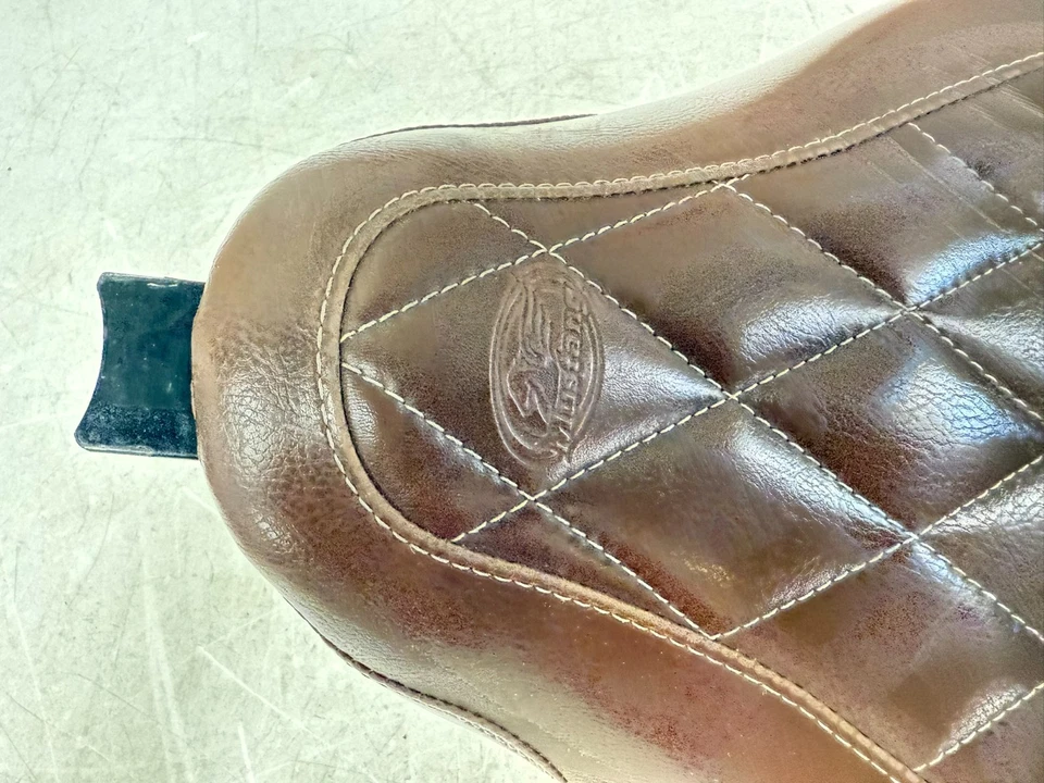 Harley Sportster R Mustang 2004 Wide Tripper solo marrón asiento con puntada de diamante Foto 3 de 4