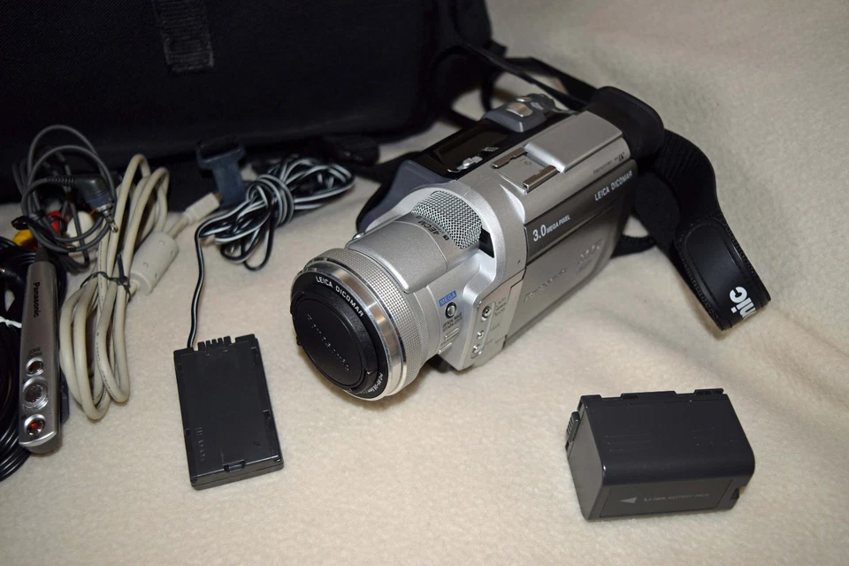 Panasonic PV-DV953D Mini DV Camcorder and Accessories - Image 3 of 4