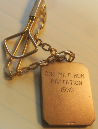 1939 Mass. VFW Invitation One Mile Run Bronze Medal in original box & clip-chain - Picture 2 of 2