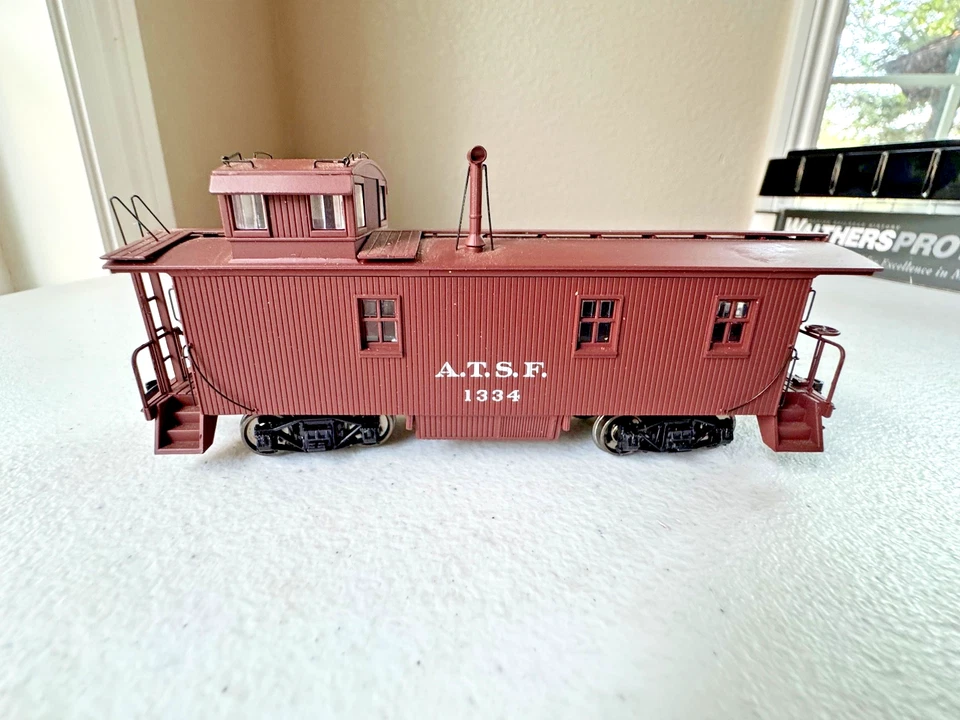Walthers Proto #920-103202 HO 30' ATSF Wood Caboose #1334 w/box - EC - Image 3 of 4